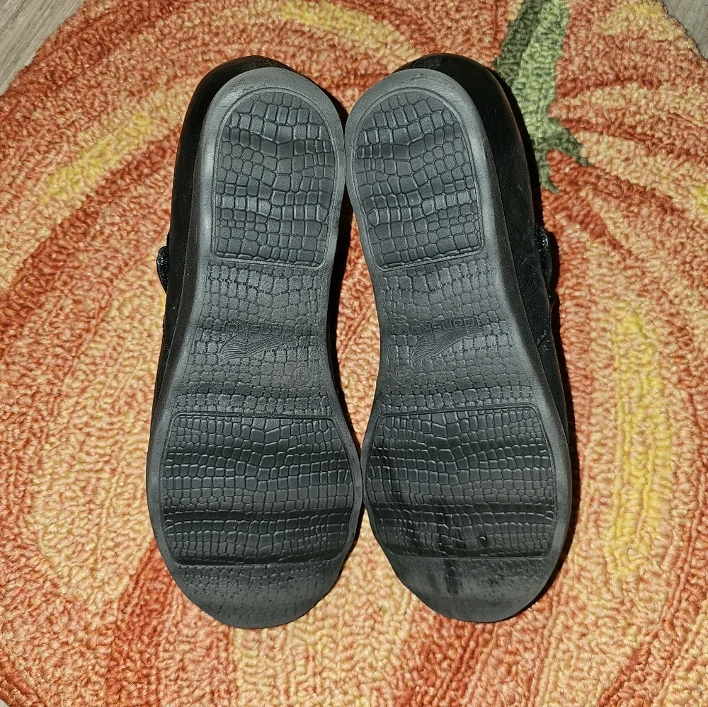 DANSKO 'Marisa' Black Leather Slipons Clogs Flats Buckle 8.5/39 Pre-owned XLNT